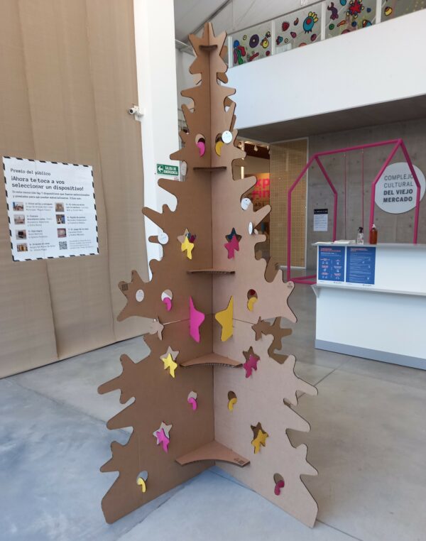 Árbol gigante de navidad de cartón - Imagen 4