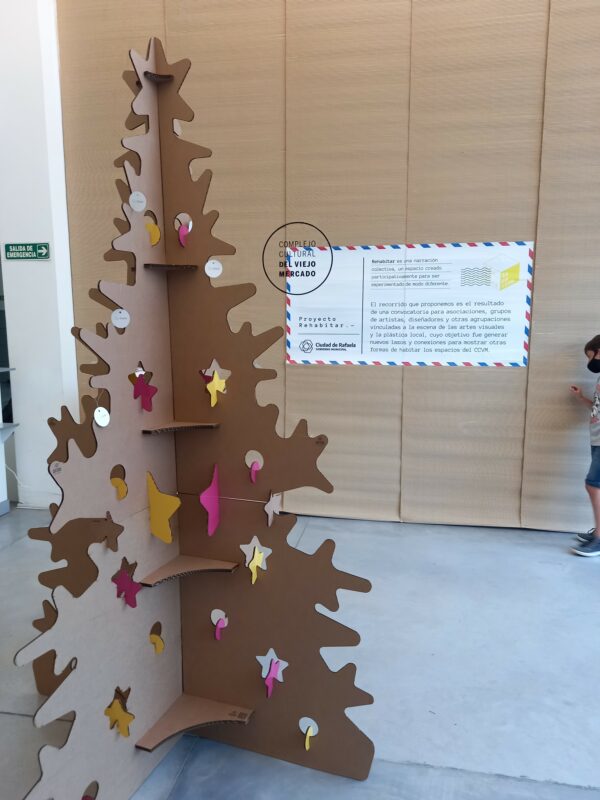 Árbol gigante de navidad de cartón - Imagen 3